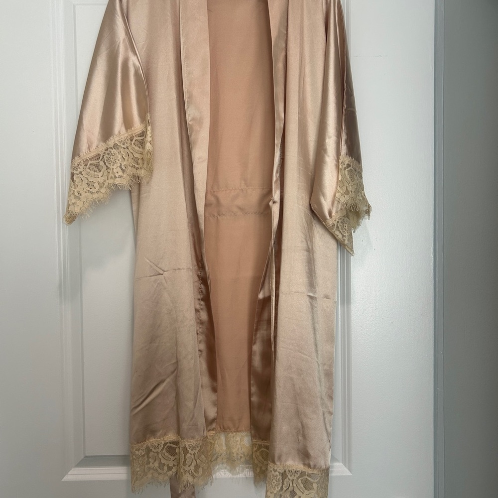 Elegant Satin Lace Trim Pocketed Short Robe